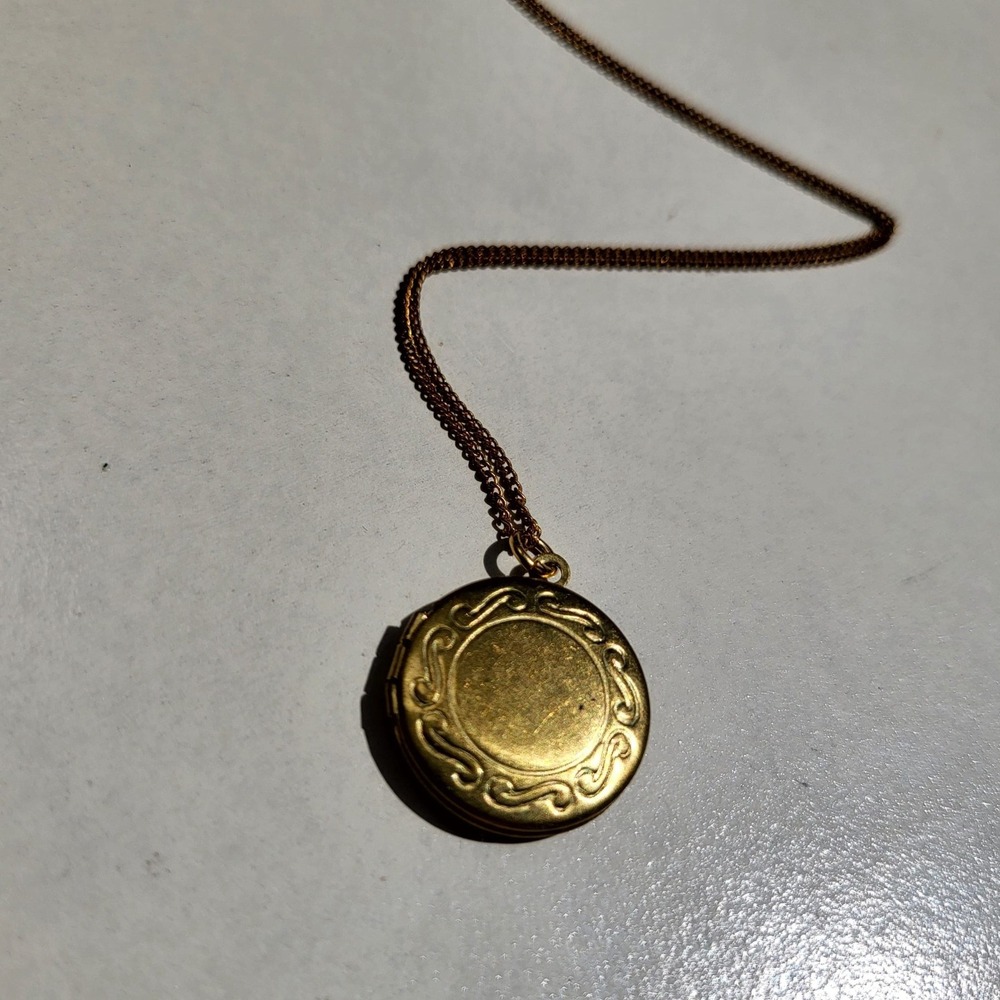 Vintage Round Gold Locket Necklace Gold Tone Etched Scroll
